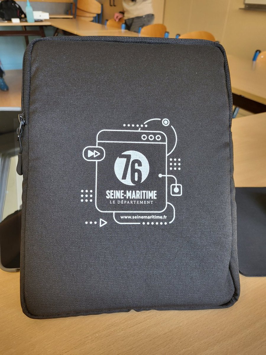 collegecampigny's tweet photo. Distribution des tablettes pour le projet #Tablettes76 @DraneNormandie @seinemaritime https://t.co/Pw8WLOR8hp