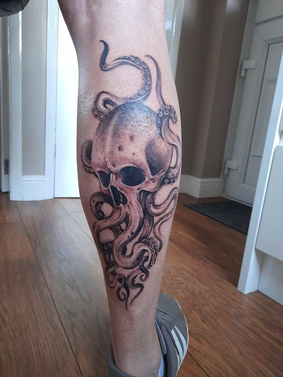 LazyGecko81's tweet photo. New ink, well happy with it 😍
#ink #tattoo https://t.co/ltkAZ3WrVm