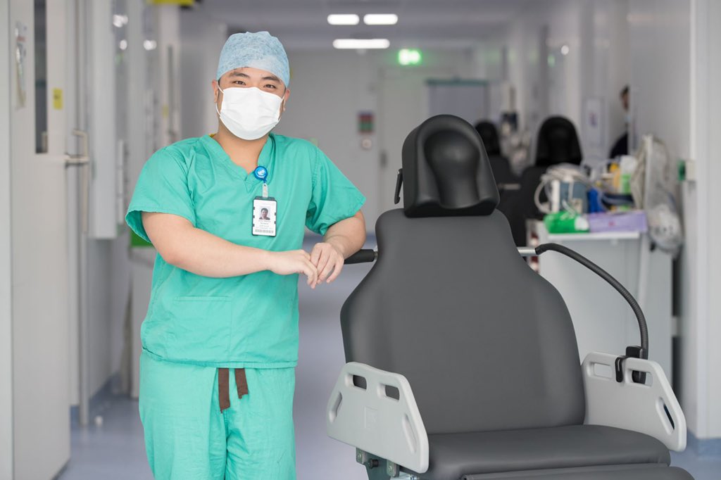 NewcastleHosps's tweet photo. 📣 Newcastle’s Eye Centre has some eye opening opportunities for newly qualified &amp; experienced nurses! Find out how to join our #TeamWithVision on our Facebook page 👉🏼https://t.co/ZZVYyeZsEV 👀 Huge thanks to Superstar @lemesayEVEN for showcasing our innovative Cataract Centre😍 https://t.co/rEJ2JW6WZN