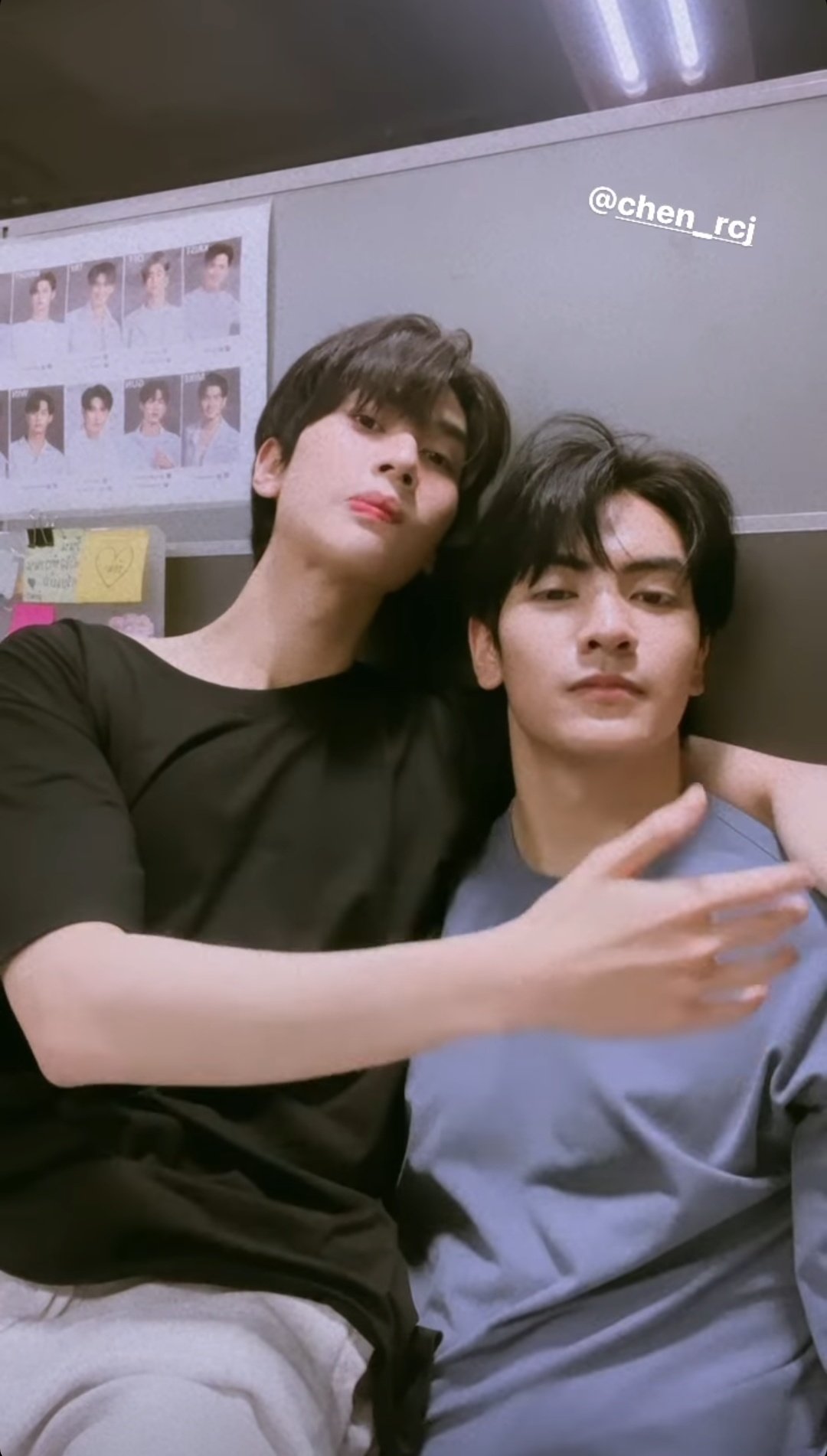 Dunk 「VESPERA Tシャツ #JoongDunk #จุงดัง Joong's shirt on dunk's shoulder 🤭😁 #dunk#joong#dunkdunk