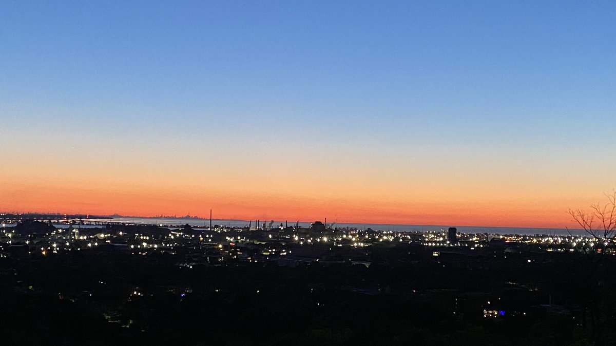HamiltonPolice's tweet photo. Good morning #HamOnt.

Enjoy your Thursday. 🌻 

#TogetherStrongerSafer
#HamiltonEscarpment
#Morningview https://t.co/h5CJdH0jwO