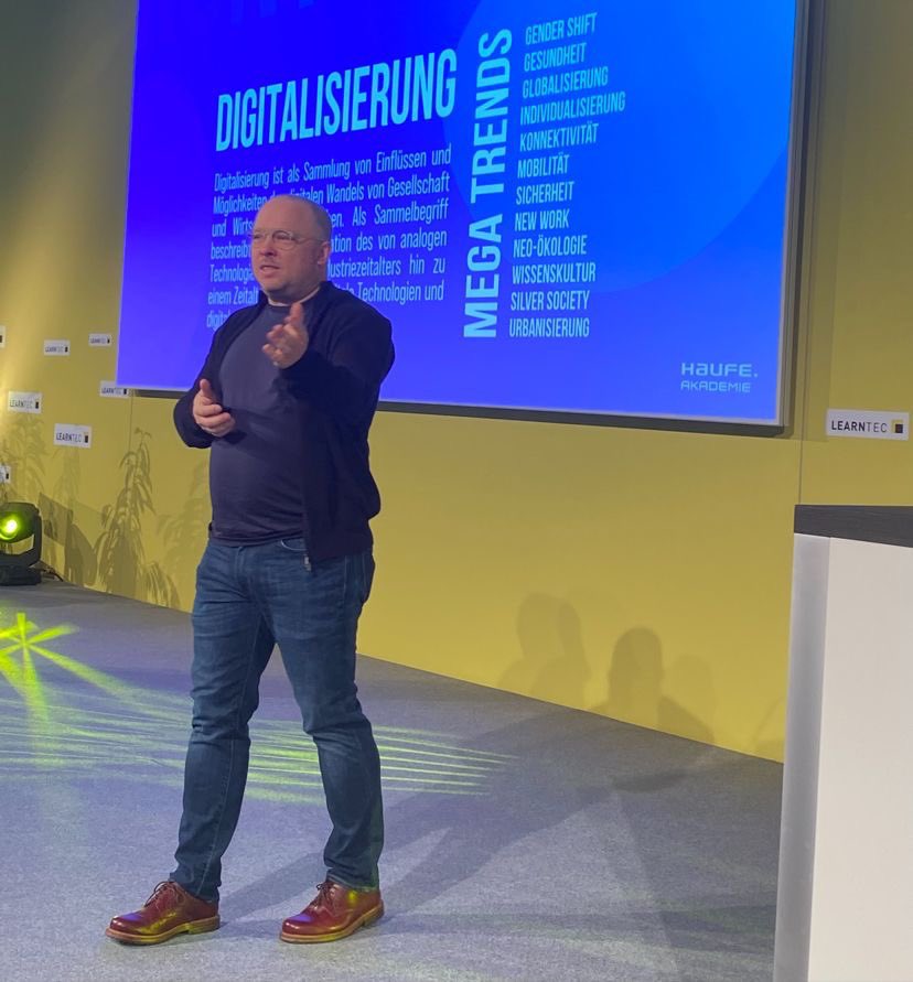svenandrae's tweet photo. Heute endlich mal wieder auf einer echten Konferenzbühne. Mit Christian Friedrich von @HaufeAkademie auf der @learntec_news. Leider musste ich schon wieder los, der @bevh_org hat zur Geburtstagsparty geladen. Auf nach Solingen. https://t.co/hyRKwgjJSx