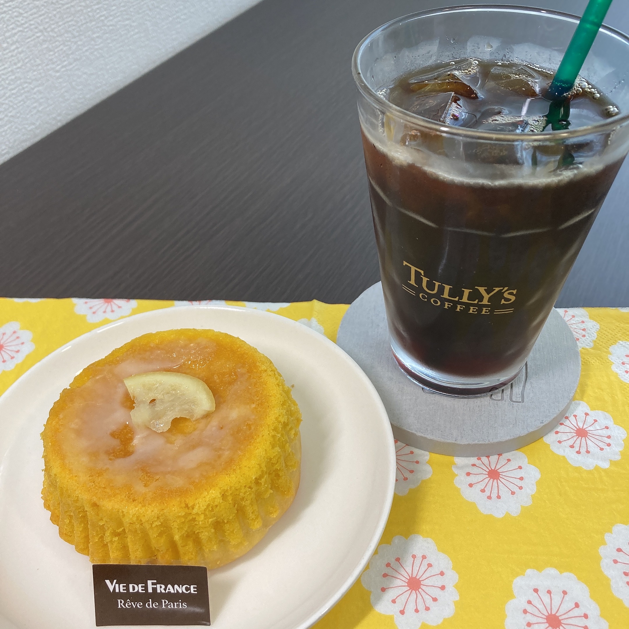 りっちゃん Sur Twitter おはようございます 今朝はヴィドフランスの レモンケーキパン しっとりレモン生地の中に レモンクリームが入ってて 甘さよりレモンの酸味が強い菓子パン 暑い日は冷やしてさっぱり食べれる ヴィドフランス ベーカリーカフェ ベーカリー
