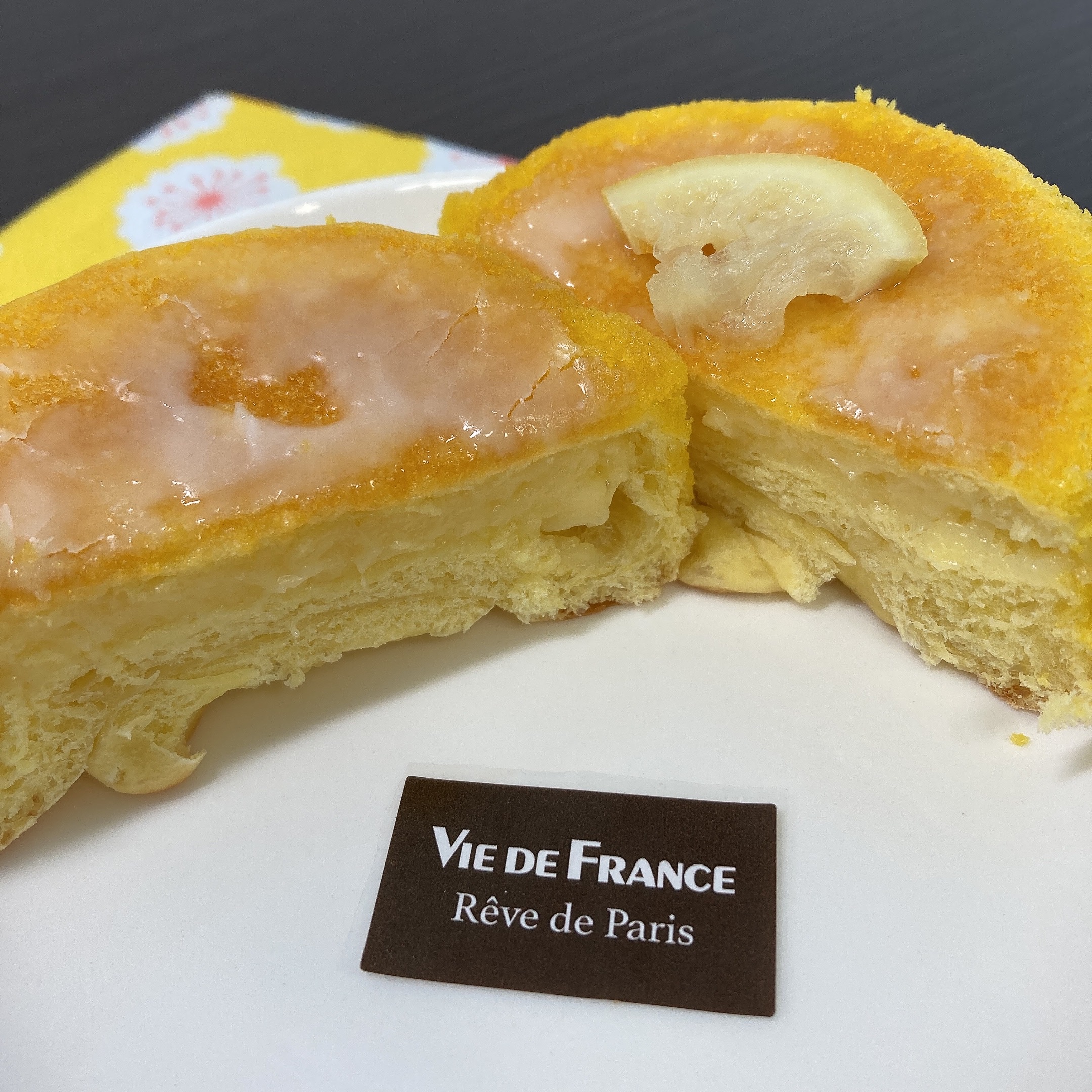 りっちゃん Sur Twitter おはようございます 今朝はヴィドフランスの レモンケーキパン しっとりレモン生地の中に レモンクリームが入ってて 甘さよりレモンの酸味が強い菓子パン 暑い日は冷やしてさっぱり食べれる ヴィドフランス ベーカリーカフェ ベーカリー