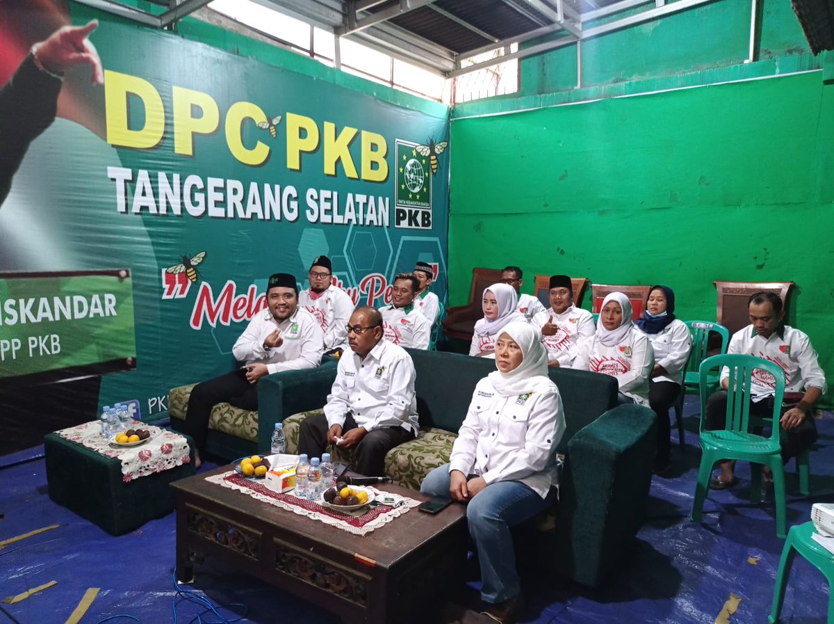 pkb_tangsel1's tweet photo. Silaturahim tanpa batas
Halal Bihalal virtual dengan seluruh seluruh DPC dan DPW PKB se Jawa dengan DPP PKB https://t.co/BGPHcOjPil