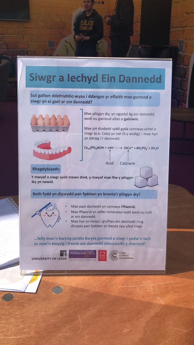 Manon a Rhodri ein llysgenhadon @OlraddCCC efo 2 weithdy gwyddonol gwych ar y stondin heddiw. Dewch i sgwrsio am wyddoniaeth drwy'r Gymraeg🥼🧬🧪#urdd2022 #urdd22ccc