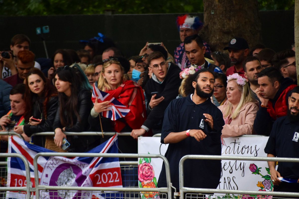 thomasdaigle's tweet photo. Thousands have lined the Mall near Buckingham Palace to watch the festivities and to catch a glimpse of the Royals #PlatinumJubilee https://t.co/QbQEqW1IMO