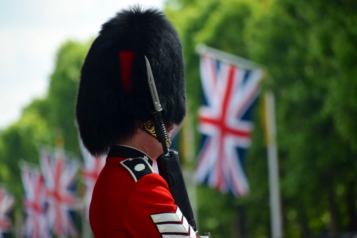 thomasdaigle's tweet photo. Thousands have lined the Mall near Buckingham Palace to watch the festivities and to catch a glimpse of the Royals #PlatinumJubilee https://t.co/QbQEqW1IMO