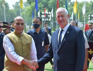 timesofindia's tweet photo. #Israeli Defence Min #BenjaminGantz was hosted by Defence Min #RajnathSingh in #Delhi. Ministers conducted a discussion that covered topics including strategic global challenges, military cooperation &amp; defence industrial cooperation: Communications Office of Minister of Defence https://t.co/S5bIEwQIBz