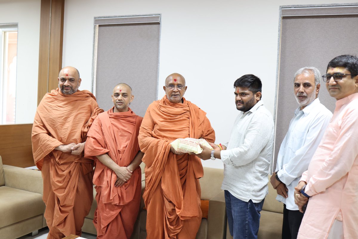 आज भारतीय जनता पार्टी में शामिल होने से पहले मेरे निवास पर दुर्गा पाठ कर ब्रह्मदेव के आशीर्वाद लिए, उसके बाद SGVP गुरुकुल में संतो की उपस्थिति में राम, श्याम और घनश्याम के दर्शन कर गौ पूजन किया। प्रभु श्री राम आप सबको तंदुरुस्त रखे एवं गुजरात को अनेक समृद्धि दें।