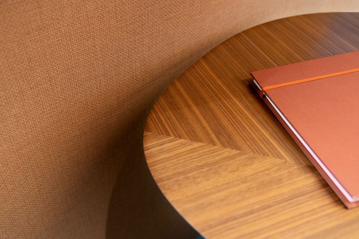 2 new #vinyl #wallcovering designs with a linen look: Granby updates the classic herringbone pattern while Rebun has an all-over textile weave pattern, two distinct yet related products that can be used separately or in combination. Explore the designs: hubs.li/Q01cGsQM0