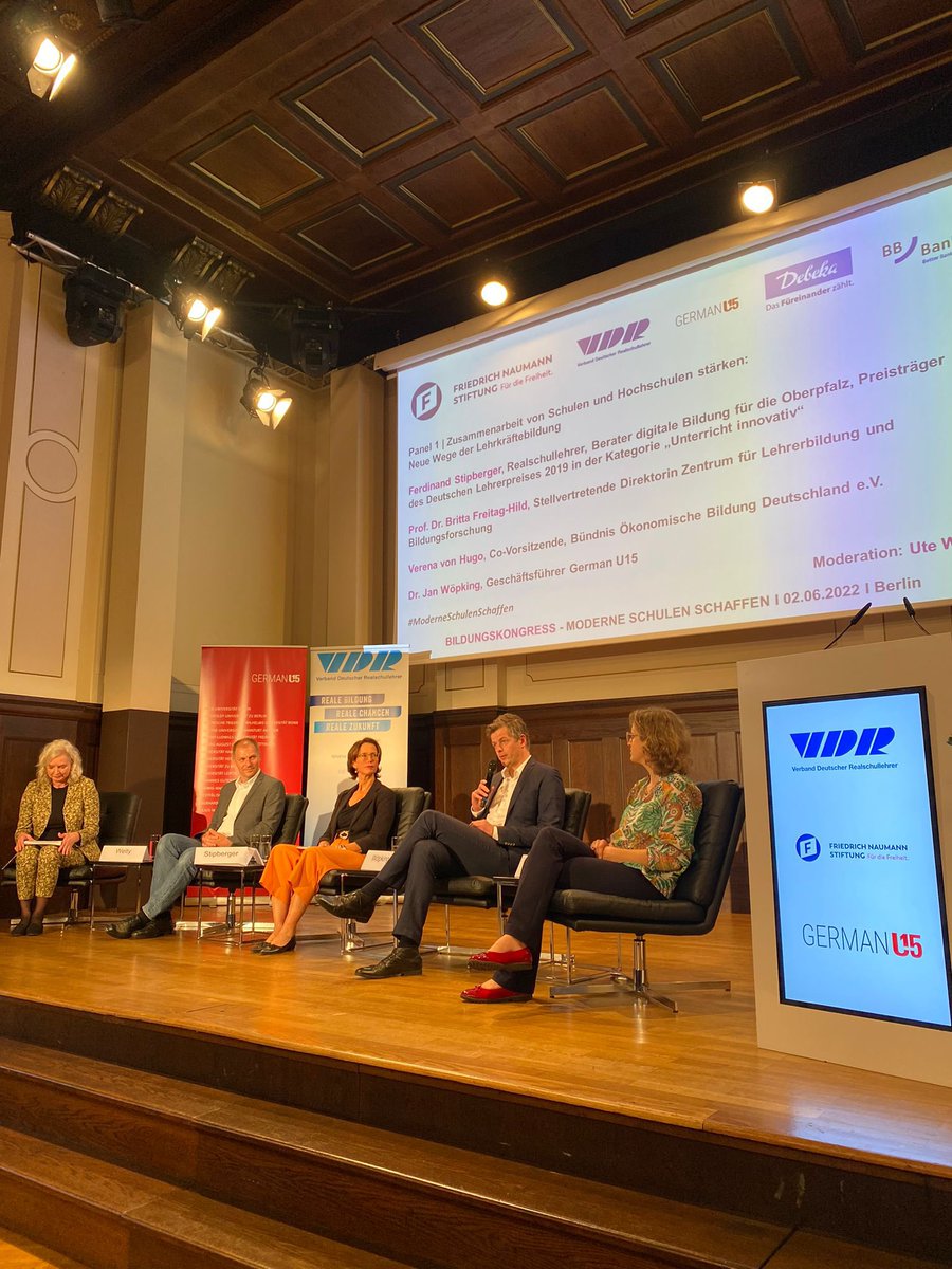 FNFreiheit's tweet photo. „Wir müssen zwischen den #Schulen und den #Hochschulen Kooperationsräume schaffen, um die Zusammenarbeit zu stärken“, mahnt @JWoepking Geschäftsführer der @German_U15 in der Diskussion zum Thema - Neue Wege der Lehrkräftebildung. @VDR_BildungReal #ModerneSchulenSchaffen https://t.co/eNtmcapV8B