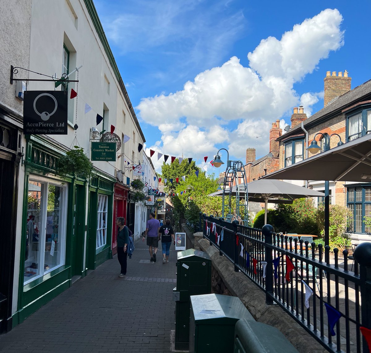 CraigStoneUK's tweet photo. Fabulous bunting throughout #Bathplace in #Taunton.
The hanging baskets are looking absolutely lovely too. ππΈπ¬π§β€οΈπ€π
Go check it out.. π₯°π¬π§πππΌππ¬π§
#Jubilee #JubileeWeekend #VisitTaunton https://t.co/cmcBsrU7ol