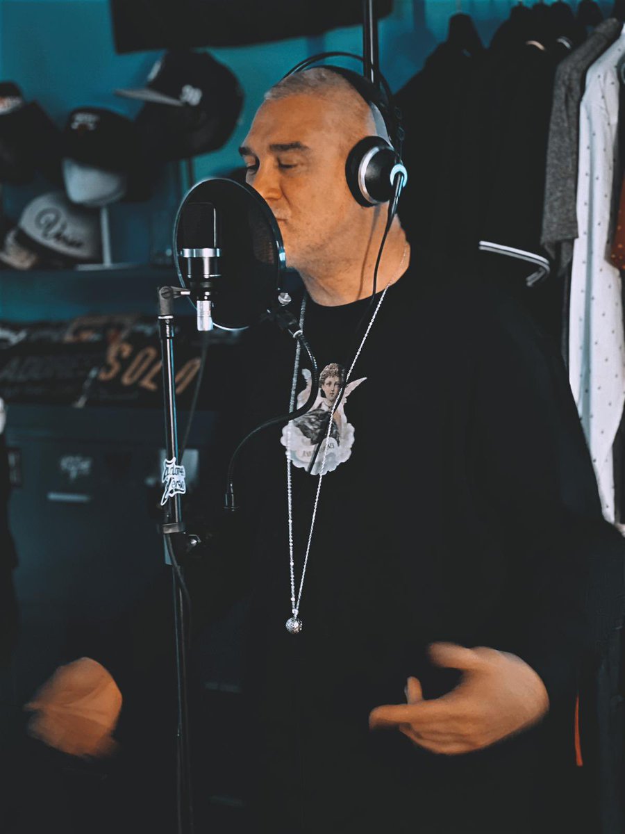 “Puedes hacer plata y engañar a cuatro tontos,
Pero ese pastel de nata caducará pronto”