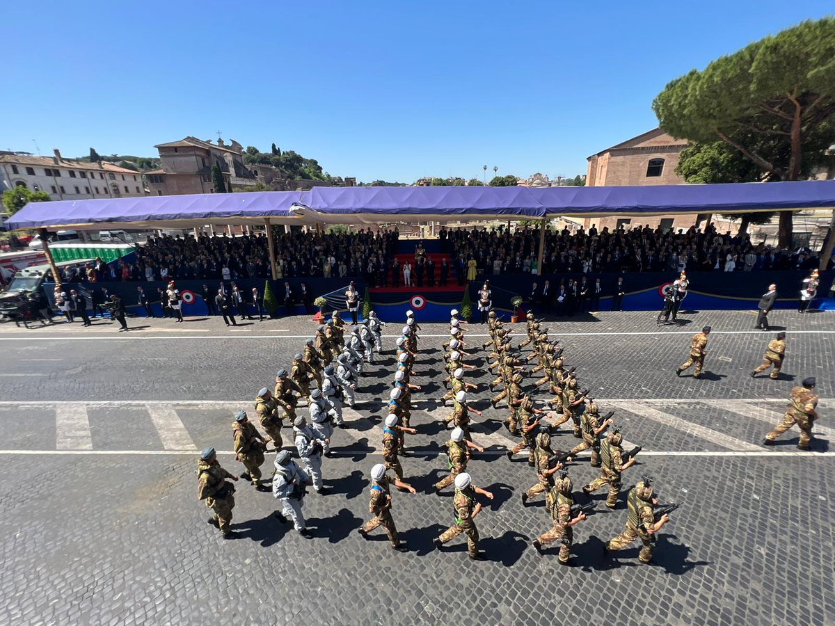 ItalianAirForce's tweet photo. #2giugno #FestaDellaRepubblica
#3Stormo Logistica proiezione, sfilano anche mezzi: il Maveric FARP mezzo agile per rifornire velivoli, lo Stratevac per salvare equipaggi dalla carlinga del velivolo, il T-Mav per decontaminazione CBRN e l'Amarok per campionamento elementi da CBRN https://t.co/iIKjkmnmdw