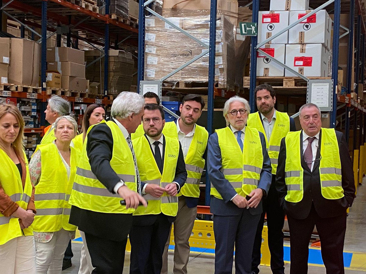 FomentTreball's tweet photo. El president del @govern, @perearagones, inaugura a #Sallent el sistema robòtic pioner en el sector logístic europeu d’@EsboLogistic i destaca el lideratge de #Catalunya en el sector de l’#ecommerce i la seva aposta per la #innovació tecnològica https://t.co/NTm7J8bwCe
