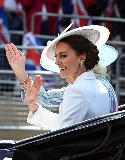 CoutureRoyals's tweet photo. #NEW The Duchess of Cambridge is wearing Princess Diana’s sapphire and diamond earrings today at the Trooping The Colour 😍

#PlatinumJubilee https://t.co/PN2xJsE8JQ