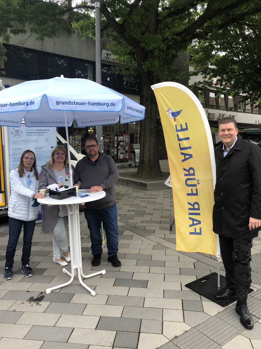 Letzte Haltestelle unserer #Grundsteuer ℹ️ Tour war heute beim Wochenmarkt #Neugraben - direkt neben einer Werbung für Hüpfburgen😉. Auch hier gute Fragen, viele Hinweise - es hat sich gelohnt, danke an die Teams der Steuerverwaltung der ⁦<a href="/FHH_FB/">FinanzbehördeHamburg</a>⁩ für die Begleitung🙏!