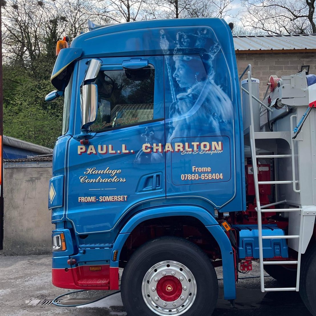 ScaniaUK's tweet photo. The latest addition to Paul L Charlton’s fleet is a brilliant contribution to the #jubilee. We’re looking forward to seeing this R 500 out on the roads!

Has anyone else jazzed up their cab for #jubilee? If you've got any snaps we'd love to see them so send them our way 😆 https://t.co/G1bNyydh55