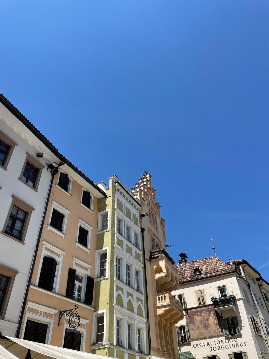 altoadige_info's tweet photo. Sun, fresh mountain air and a fantastic view: #Summer is coming! ☀ With our #livepictures you can already enjoy the first summer days in South Tyrol. https://t.co/IGuAjW2I3P