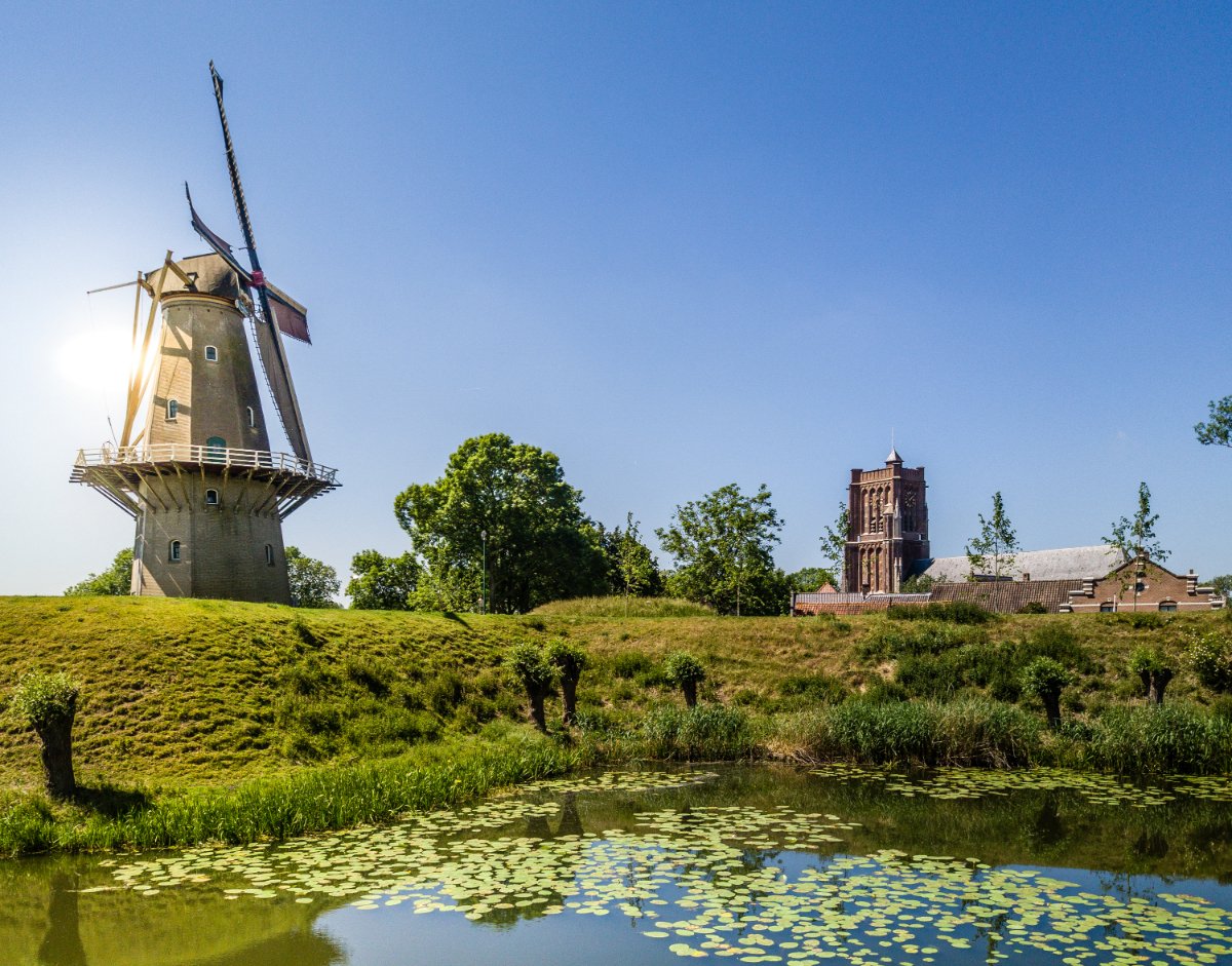 Tijdens Pinksteren wat meer de rust opzoeken? Of kan je juist niet stilzitten? ⤵️

In de Biesbosch is er voor iedereen wat wils: lopen over de wandelpaden in de Noordwaard, met de wind in je rug door de vestingen of in de kano stappen en peddelen tussen de stroompjes.👀🪵