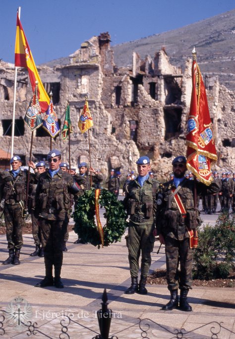 EjercitoTierra's tweet image. Hoy dedicamos un momento de recuerdo al Sargento Ángel Tornel. En 1993 falleció en #Bosnia . Formaba parte del Escuadrón #Caballería Agr.’Canarias’. Regresaba en su Vehículo de Exploración a Medjugore desde #Mostar. Dio su vida por España. #EfeméridesEjército 🇪🇸