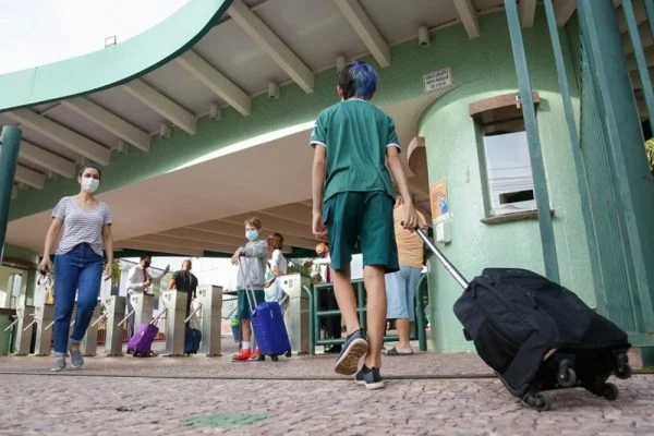 Metropoles's tweet image. 📚Covid: escolas do DF começam a retomar aulas on-line com alta de casos

Segundo levantamento de sindicato, 12 turmas foram suspensas em uma semana. Pais reclamam de falta de protocolos em instituições privadas

Leia: cutt.ly/UJzav4X