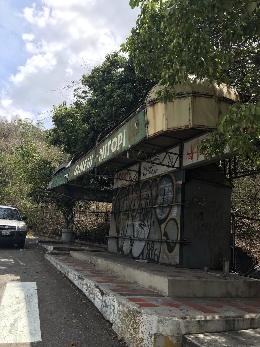 mairaoropeza1's tweet photo. En el quiosco Génesis de la calle Suapure se esconden los ladrones que roban en Colinas de Bello Monte! Además miren el estado en el que está y los vecinos no recibimos respuesta a pesar de las denuncias!! @luisaguilarj @darwingonzalezp @MarinaFrancios1 @NotiColinero https://t.co/VbMCQlG9Jp