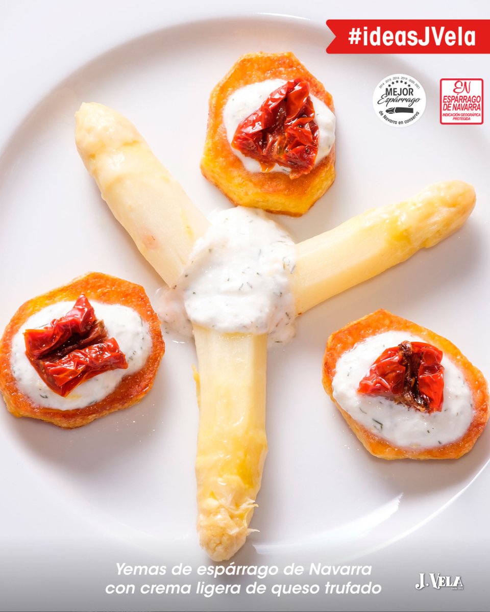 Una presentación bonita siempre cuenta.
Hay que cuidar el emplatado para que tus platos primero conquisten por la vista. Tacos de patata frita con crema ligera de queso trufado, tomates secos y yemas de espárrago de Navarra.

#yemas #JVela #EsparragoDeNavarra #IdeasJVela