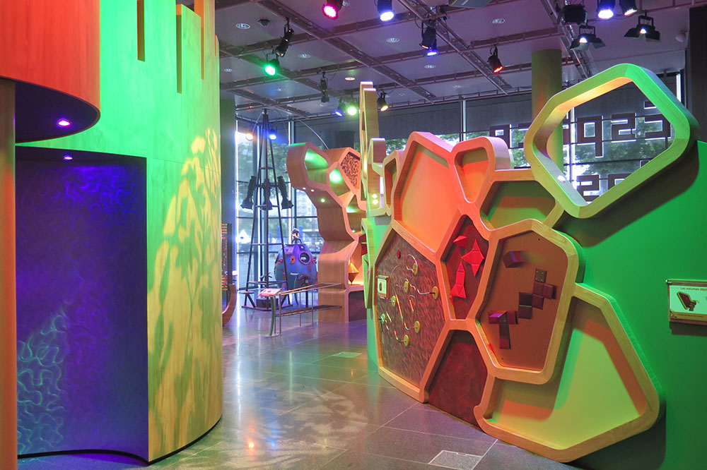 Espace_sciences's tweet photo. [#LaboMerlin]✨Bienvenue dans le Laboratoire de Merlin ! Cette exposition vous invite à découvrir de multiples phénomènes scientifiques par le jeu, grâce à un panel de manipulations interactives pour tester librement ses connaissances👩‍🔬.
👉 https://t.co/SQ9iJsQqOm
#JeudiPhoto https://t.co/2aRVz4GI9r