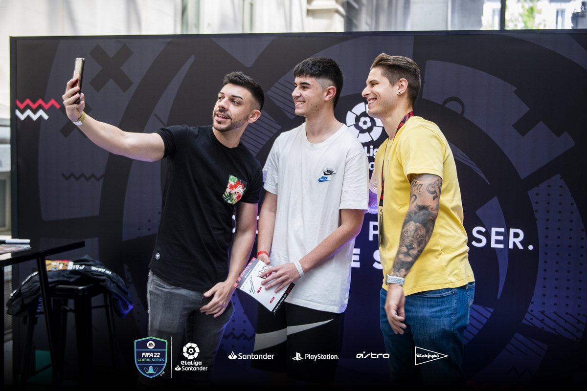 🤳<a href="/DjMaRiiO/">DjMaRiiO</a> y <a href="/cachoo01/">Cacho01</a> durante las finales de #eLaLigaSantander.

@esportslaliga | <a href="/Hara_Amoros/">Hara Amorós</a> 📸