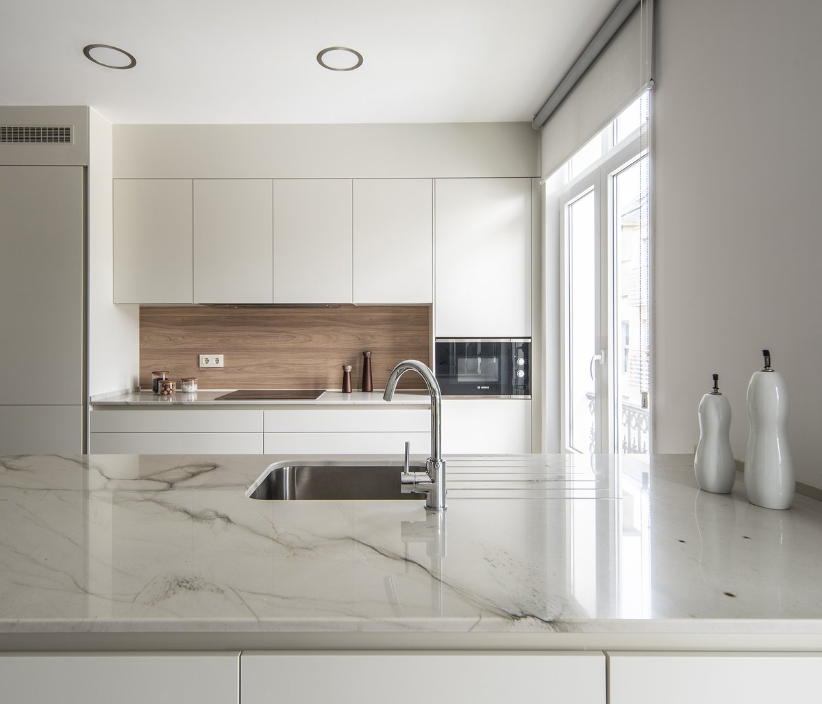 ¿Te gustan las #cocinasblancas? Los muebles en colores claros contribuyen a crear espacios más luminosos, equilibrados y atemporales.

#SantiagoInteriores #cocinasSantos