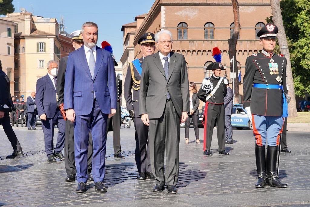 guerini_lorenzo's tweet photo. Con il Presidente #Mattarella all'Altare della Patria per rendere omaggio a chi ha contribuito a tutelare i valori della Repubblica. Ieri e sempre il nostro ringraziamento alle donne e agli uomini della #Difesa.
Buona #FestadellaRepubblica all'Italia e agli italiani. 
#2giugno https://t.co/vcHtKqAwWg