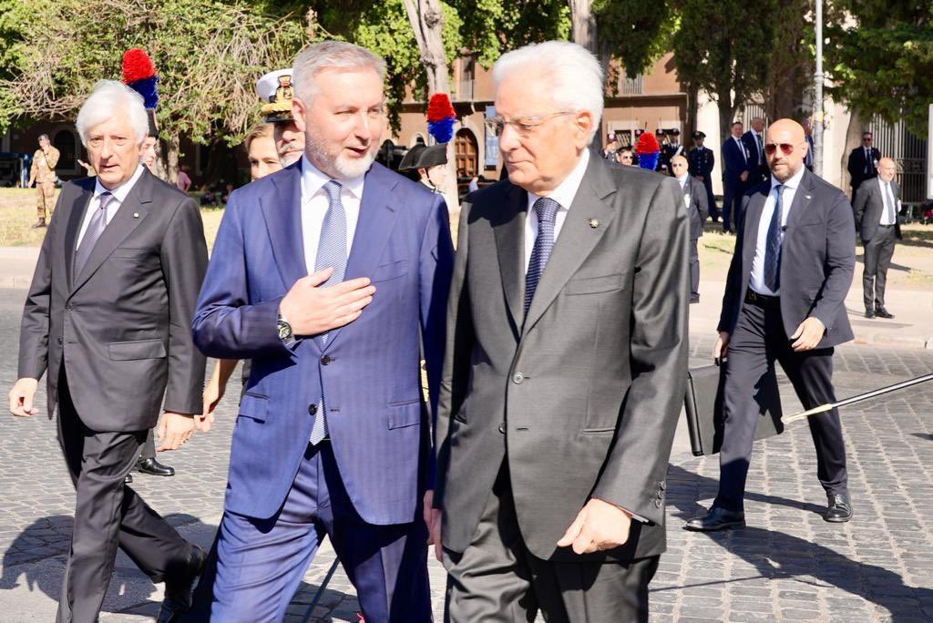 guerini_lorenzo's tweet photo. Con il Presidente #Mattarella all'Altare della Patria per rendere omaggio a chi ha contribuito a tutelare i valori della Repubblica. Ieri e sempre il nostro ringraziamento alle donne e agli uomini della #Difesa.
Buona #FestadellaRepubblica all'Italia e agli italiani. 
#2giugno https://t.co/vcHtKqAwWg