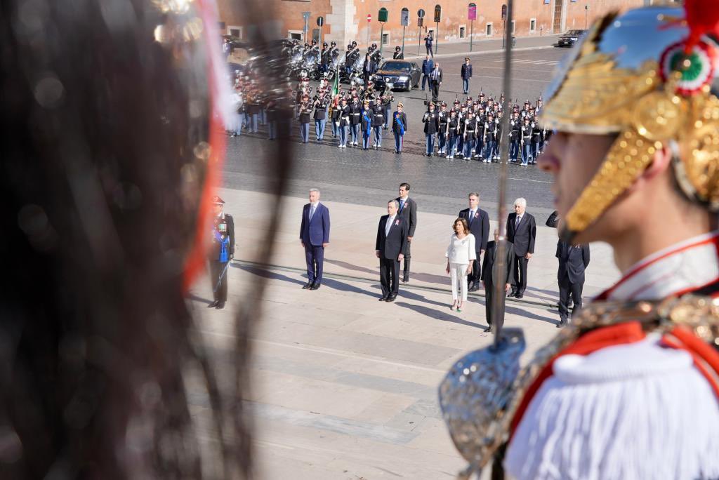 guerini_lorenzo's tweet photo. Con il Presidente #Mattarella all'Altare della Patria per rendere omaggio a chi ha contribuito a tutelare i valori della Repubblica. Ieri e sempre il nostro ringraziamento alle donne e agli uomini della #Difesa.
Buona #FestadellaRepubblica all'Italia e agli italiani. 
#2giugno https://t.co/vcHtKqAwWg
