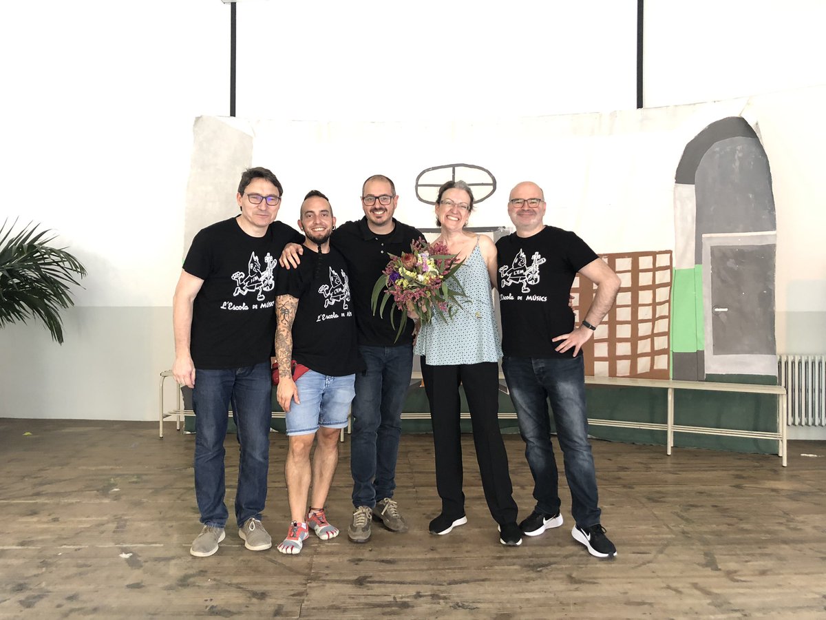 escolabaixeras's tweet photo. Avui les alumnes de quart han fet el gran musical i ho han fet moooolt bé. Són unes artistesl!!
Gràcies @LEMiJPC per la gran feina que feu a les escoles de Ciutat Vella. Tot un luxe treballar amb vosaltres.@escolabaixeras @AfaBaixeras @Xarxa018 https://t.co/qz0wfr94JO