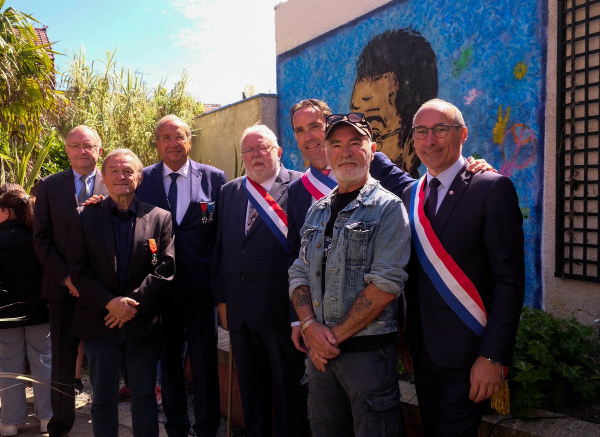 Sickoart_nft's tweet photo. There is 1 SickoArt Artist in this Picture! 😁

Inauguration of Samuel Paty mural tribute by @UnderwillM and The CM2  Of GRAND FORT PHILIPE St Paul School  

#samuelpaty #tribute #underwill https://t.co/j4IwxJaCsA