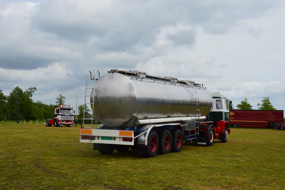 Burgtrailers's tweet photo. 2 klassiekers tijdens de SCANIA V8 CLASSIC TOUR op de gevoelige plaat gezet.
Een Scania Group 140 Super V8 met een Hobur 3-assige tankoplegger.
Bedankt Steven Vandevoorde voor de foto's!
#scaniatrucks
#mooiplaatje
#transport
#klassiekers https://t.co/so9vAQYTFa