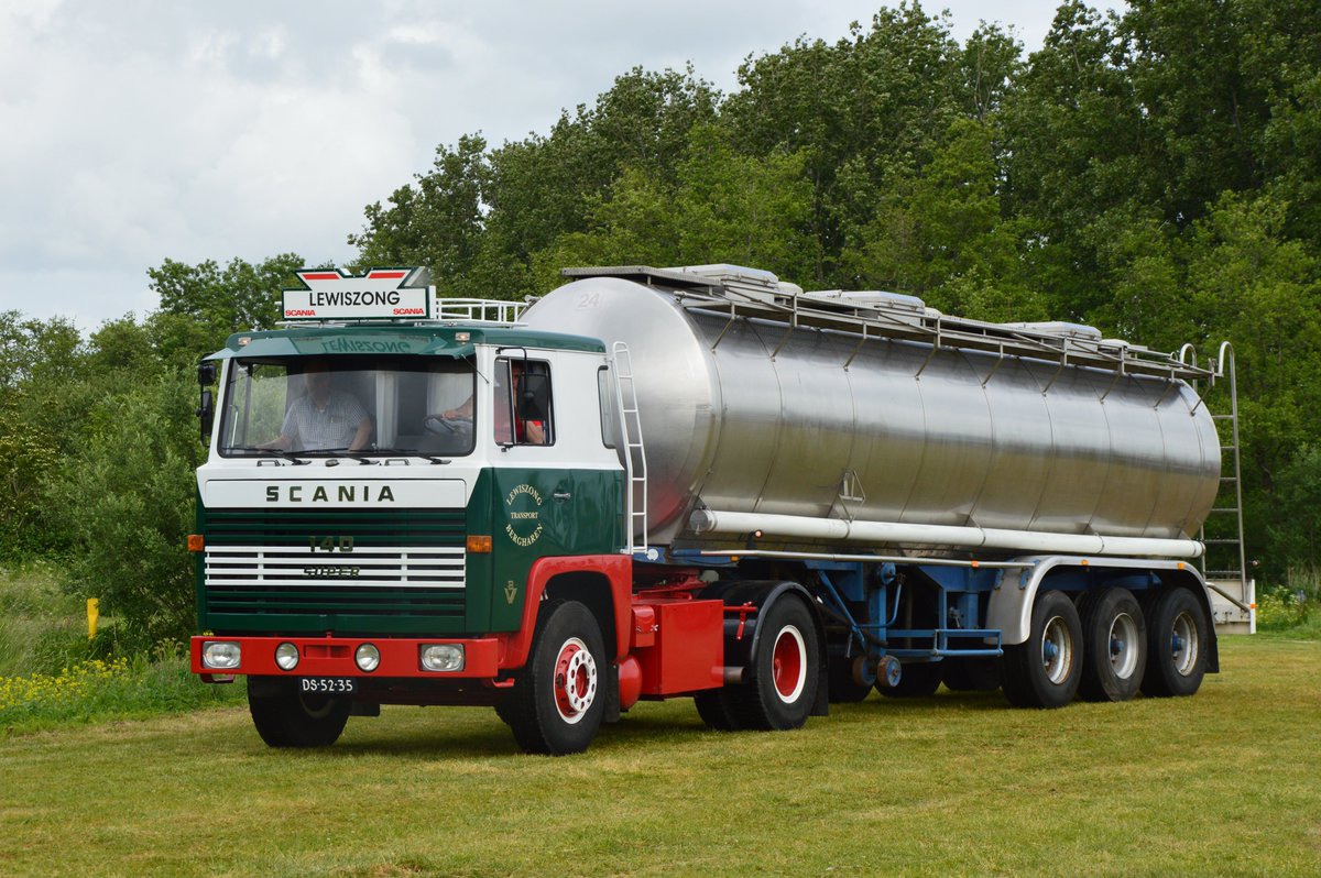 Burgtrailers's tweet photo. 2 klassiekers tijdens de SCANIA V8 CLASSIC TOUR op de gevoelige plaat gezet.
Een Scania Group 140 Super V8 met een Hobur 3-assige tankoplegger.
Bedankt Steven Vandevoorde voor de foto's!
#scaniatrucks
#mooiplaatje
#transport
#klassiekers https://t.co/so9vAQYTFa