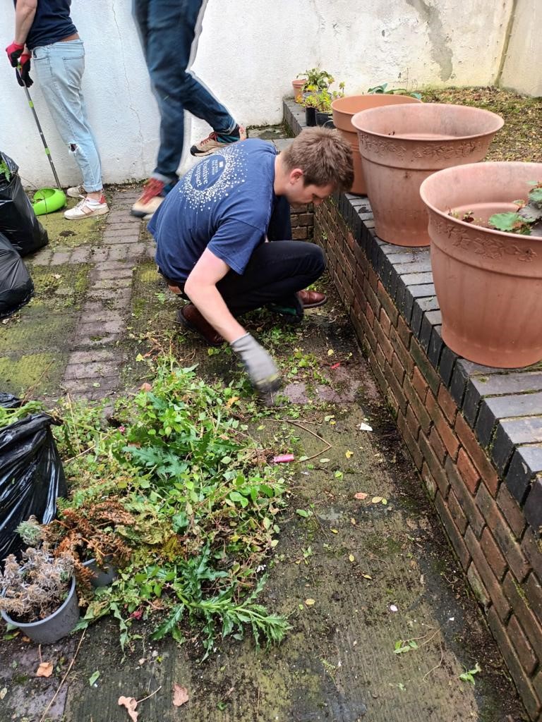 brewindolphin's tweet photo. Colleagues from our marketing department recently spent the day with our charity partner @SHPcharity. They cleared and revitalised the roof terrace as well as giving new life to a potted plant area https://t.co/ZjV65lDLhz
#BDPositiveImpact https://t.co/VRxaj1KquZ