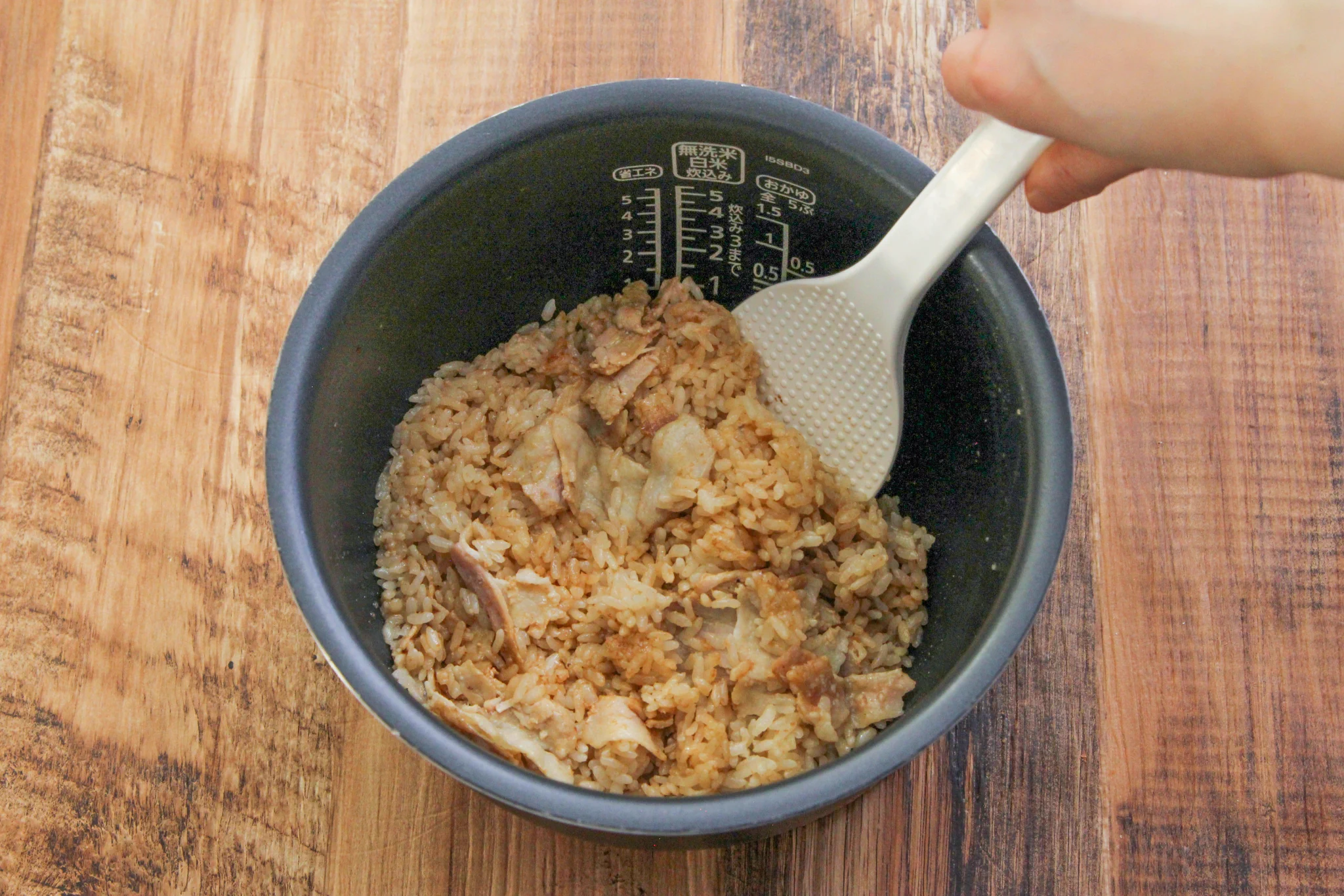 お米1合があっという間に消えていく？！豚バラ肉や焼肉のたれを使った「炊き込みご飯」レシピ！