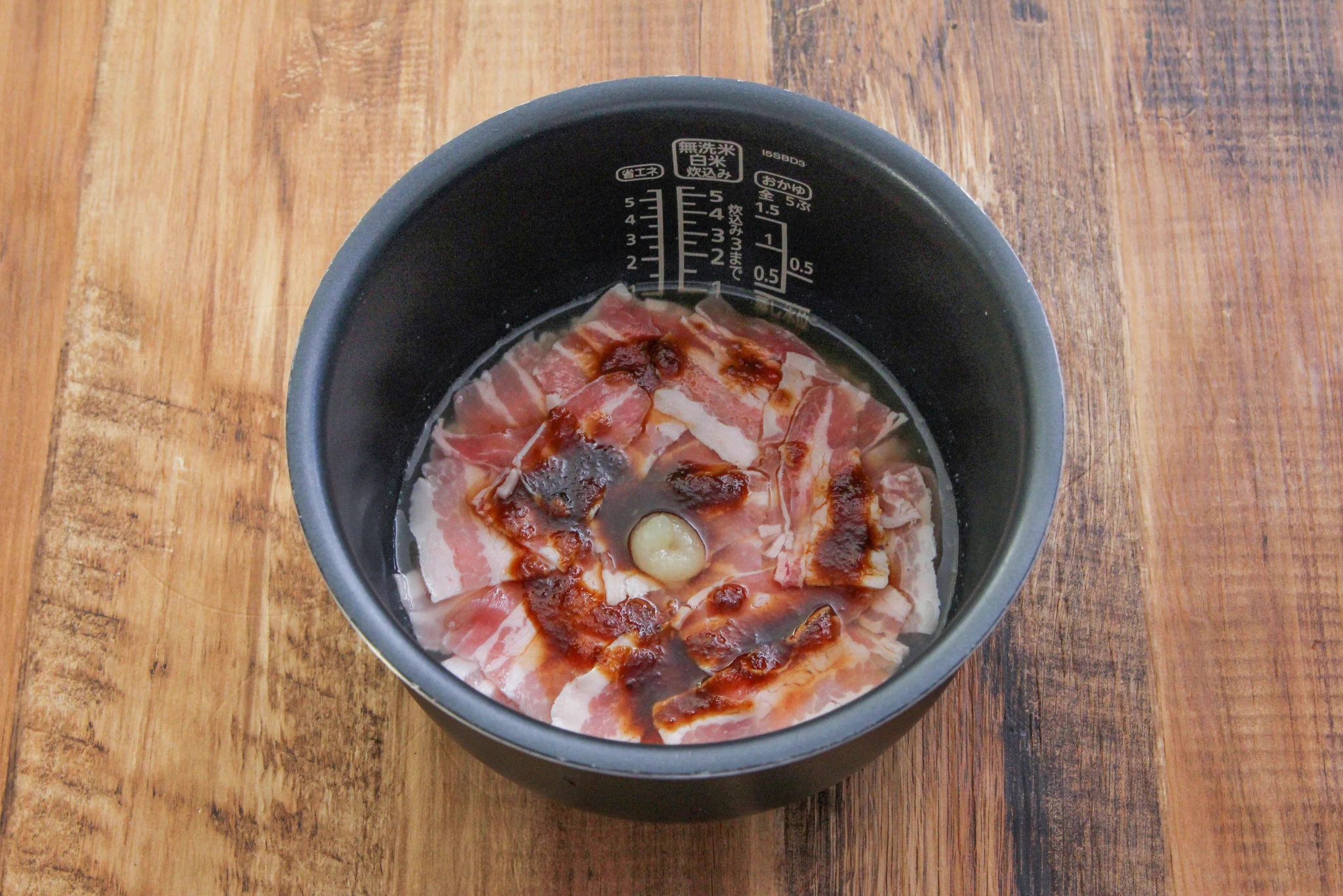 お米1合があっという間に消えていく？！豚バラ肉や焼肉のたれを使った「炊き込みご飯」レシピ！