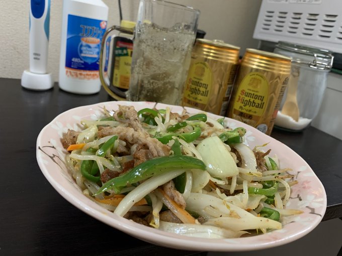 今日は角ハイに合う
大盛り野菜炒めを作ったけろ!!

豚バラ肉の油が野菜と絡まってて旨いし、隠し味の生姜とニンニクがたまらんケロ!! 