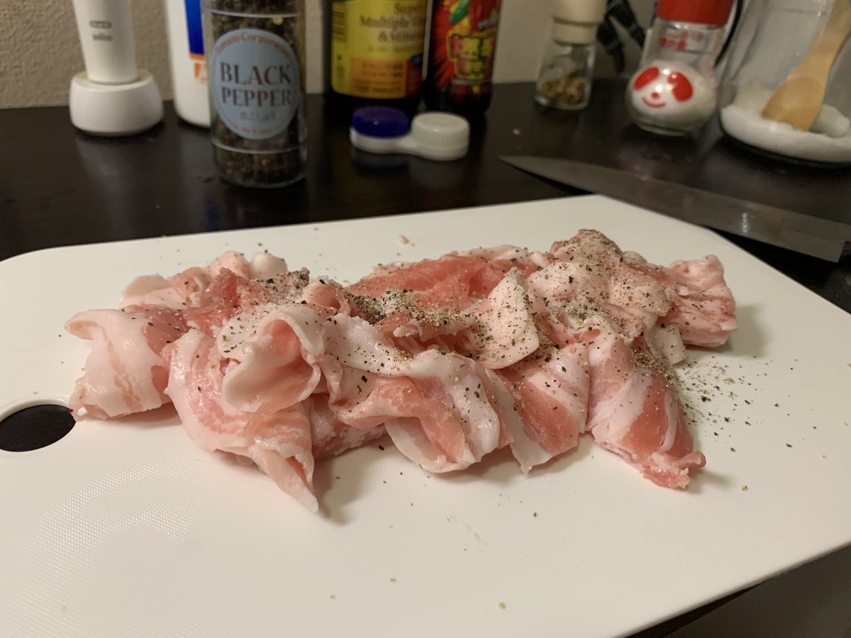 今日は角ハイに合う
大盛り野菜炒めを作ったけろ!!

豚バラ肉の油が野菜と絡まってて旨いし、隠し味の生姜とニンニクがたまらんケロ!! 