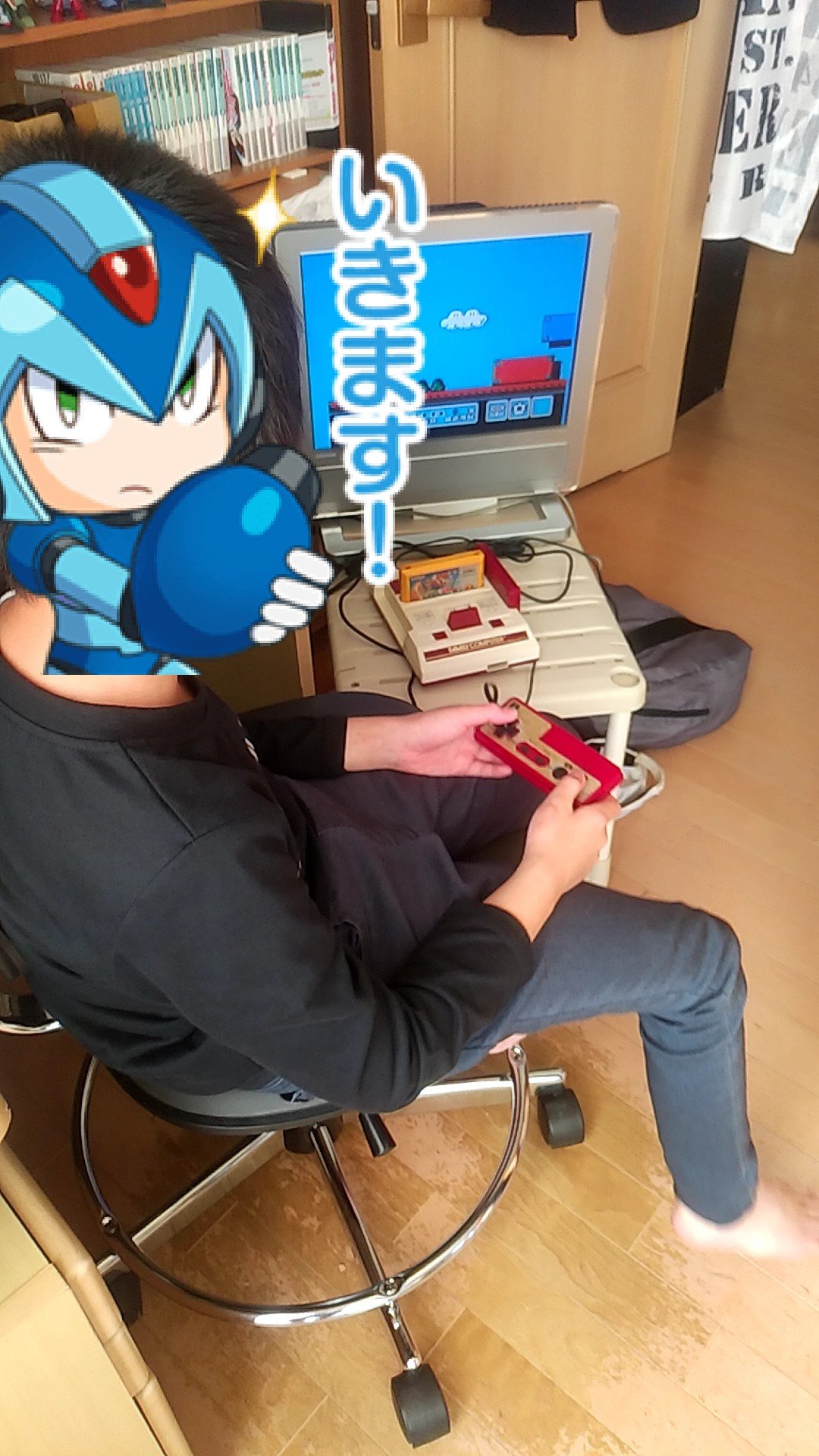 O Xrhsths 翠 かりん Sto Twitter ファミコンをする弟 主張の激しいエックスは適当にlineスタンプを貼り付けただけです マリオ3やらせましたが 十字キーに慣れるのにだいぶ時間かかってました 初めてだからね しょうがないね ファミコン マリオ T