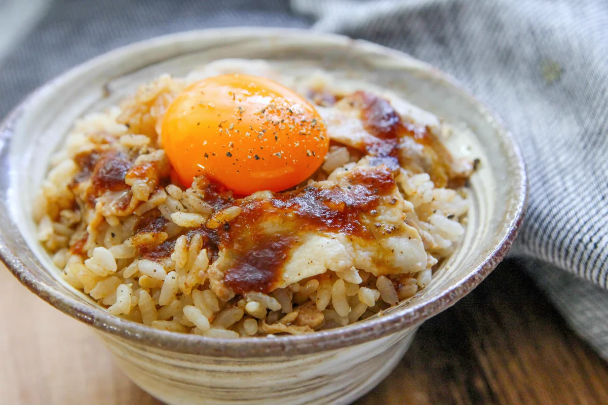 お米1合があっという間に消えていく？！豚バラ肉や焼肉のたれを使った「炊き込みご飯」レシピ！