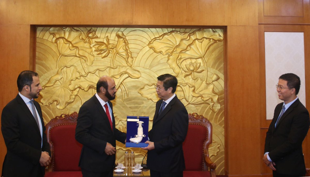 التقى سعادة السفير رئيس البعثة صالح بن محمد الصقري بنائب رئيس لجنة العلاقات الخارجية للحزب الشيوعي الفيتنامي بحضور السكرتير أول محمد الرجيبي، حيث استعرض الجانبان العلاقات الثنائية بين البلدين الصديقين خلال ال٣٠ سنة الماضية منذ اقامتها.