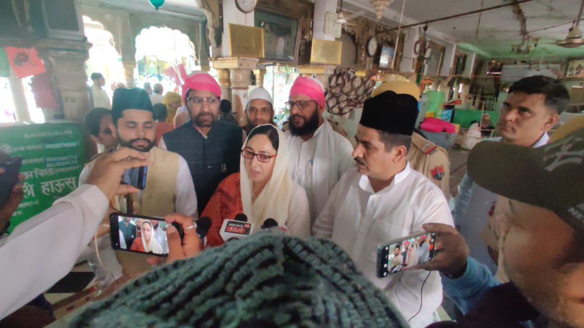 drdarakhshan's tweet photo. On behalf of Hon'ble Lieutenant Governor of J&K Shri #ManojSinha Ji, presented #Chadder at Dargah Sharief Hazrat Khwaja Ajmeri (ra) today & paid obedience, prayed for peace, communal harmony & the end of terrorism from J&K. I was accompanied by Hโble Members of CWC.
@KNSKashmir https://t.co/mBR1ISTpAC