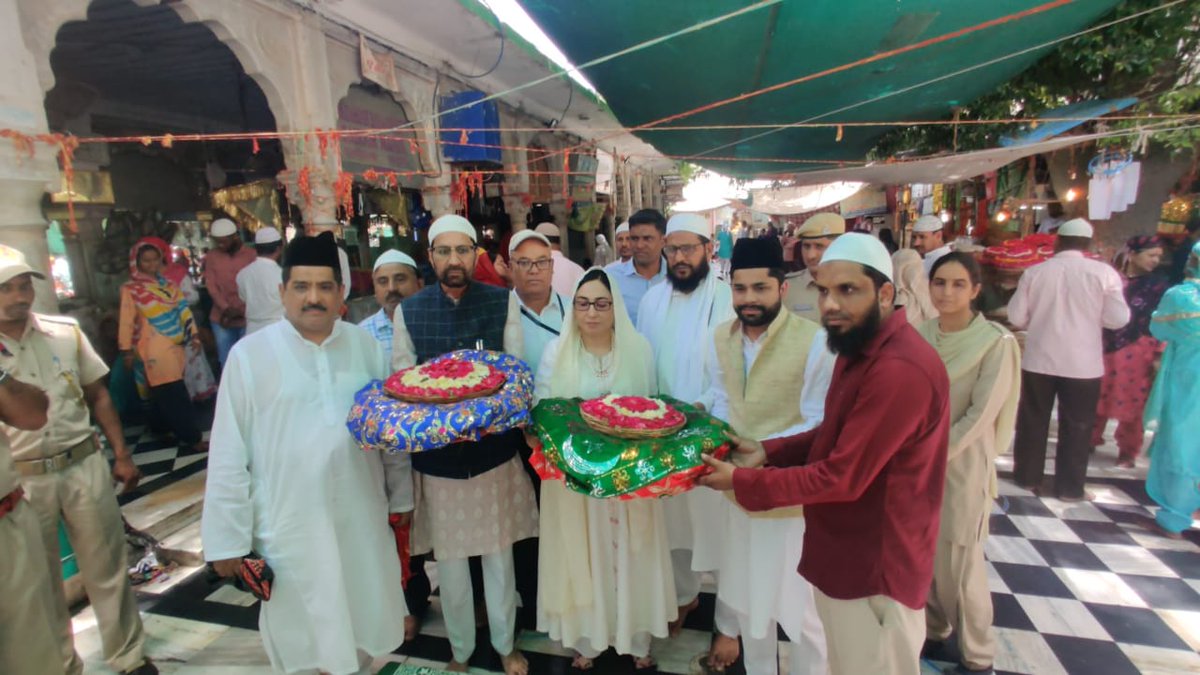 drdarakhshan's tweet photo. On behalf of Hon'ble Lieutenant Governor of J&K Shri #ManojSinha Ji, presented #Chadder at Dargah Sharief Hazrat Khwaja Ajmeri (ra) today & paid obedience, prayed for peace, communal harmony & the end of terrorism from J&K. I was accompanied by Hโble Members of CWC.
@KNSKashmir https://t.co/mBR1ISTpAC