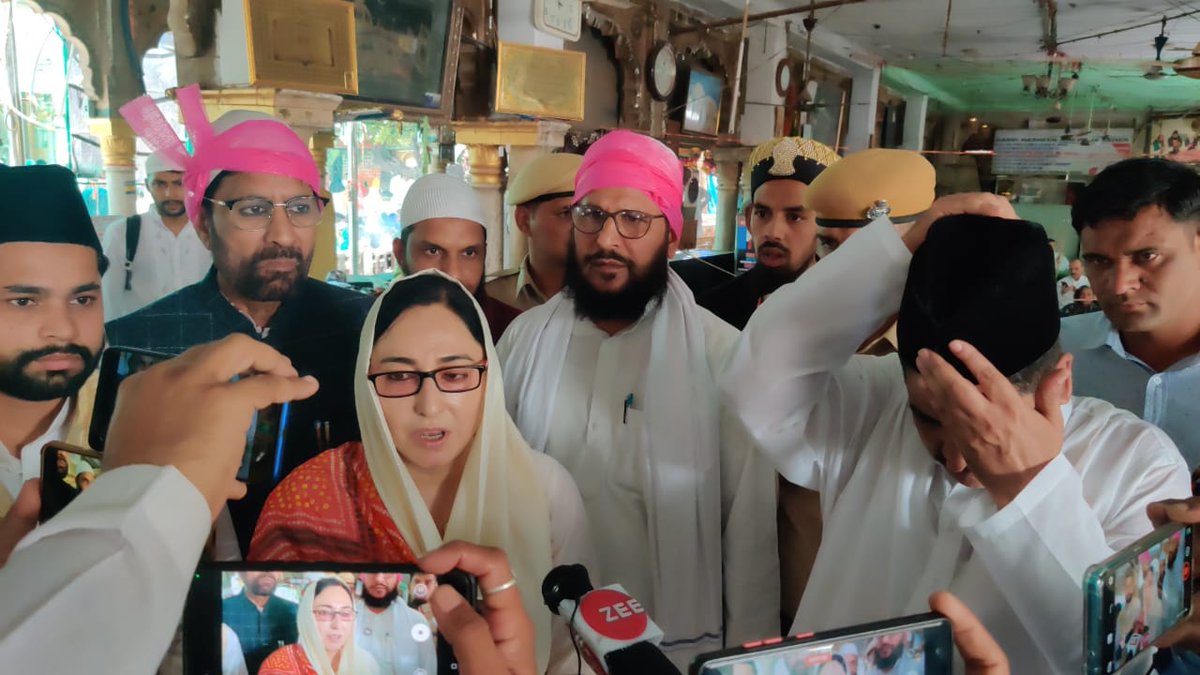 drdarakhshan's tweet photo. On behalf of Hon'ble Lieutenant Governor of J&K Shri #ManojSinha Ji, presented #Chadder at Dargah Sharief Hazrat Khwaja Ajmeri (ra) today & paid obedience, prayed for peace, communal harmony & the end of terrorism from J&K. I was accompanied by Hโble Members of CWC.
@KNSKashmir https://t.co/mBR1ISTpAC
